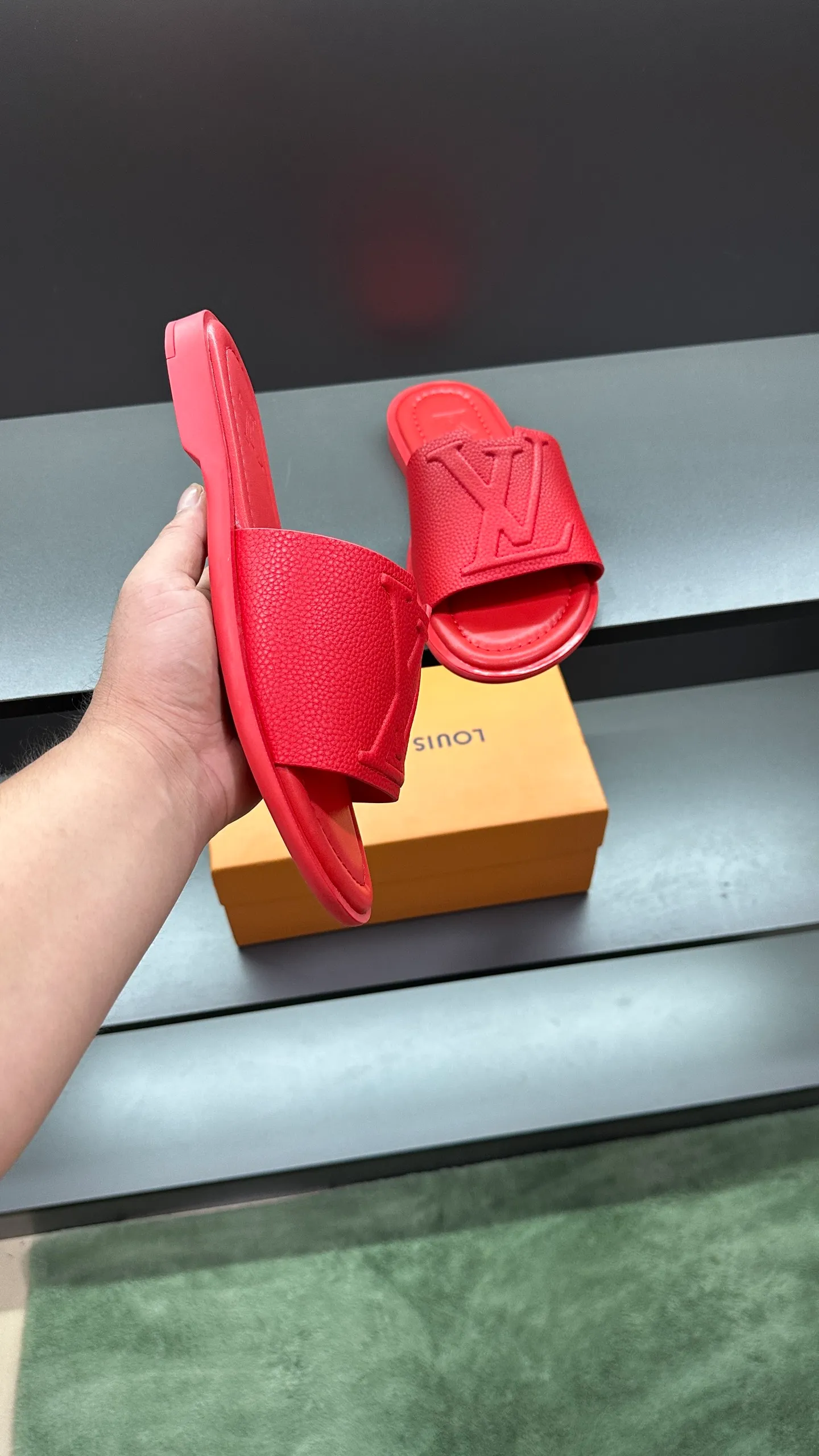 P300 🔍LV Men's Spring and Summer Slippers Counter Synchronization. The uppers are imported cowhide fabrics from Italy, with logo graphics and high-quality craftsmanship. Soles: original soles specially provided by the original factory. Exclusive movable molded soles are super comfortable. Original factory follow-up orders. 🔍🔍High quality. You can enter and leave the counter at will. Welcome to compare. Code number 38-45 No. 058